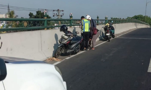 Personel Satlantas Polresta Sleman Sigap Tangani Kecelakaan di Flyover Jombor