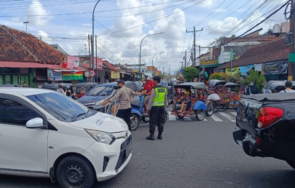 situs judi slot taiwan Viral di Media Sosial, Wisatawan Kuliner Padati Pasar Ngasem dalam Pengawalan Polsek Kraton